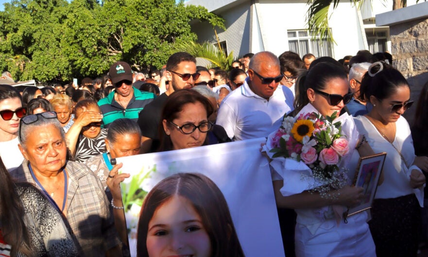 População aplaude Valentina durante cortejo; imagens dos pais e amigos marcam Serra Talhada