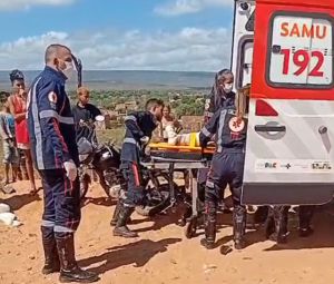 Acidente entre carro e moto deixa mulher com o pé preso entre os raios da roda em Petrolândia Acidente entre carro e moto deixa mulher com o pé preso entre os raios da roda em Petrolândia