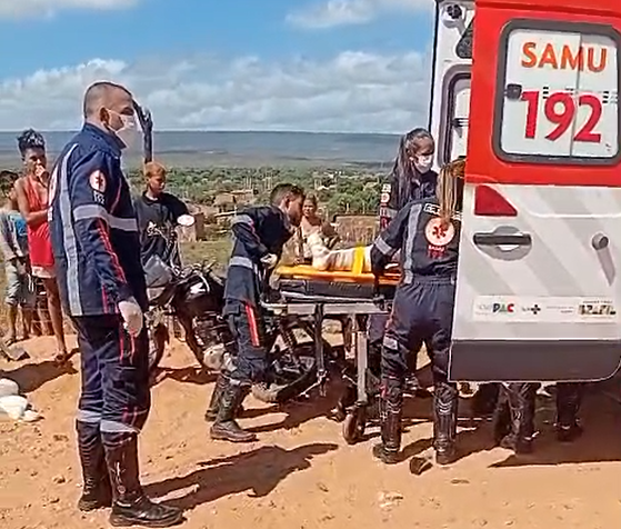 Acidente entre carro e moto deixa mulher com o pé preso entre os raios da roda em Petrolândia