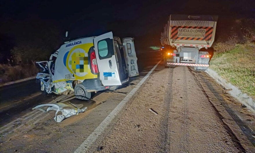 Ambulância bate de frente com bitrem; motorista, paciente e acompanhante morrem