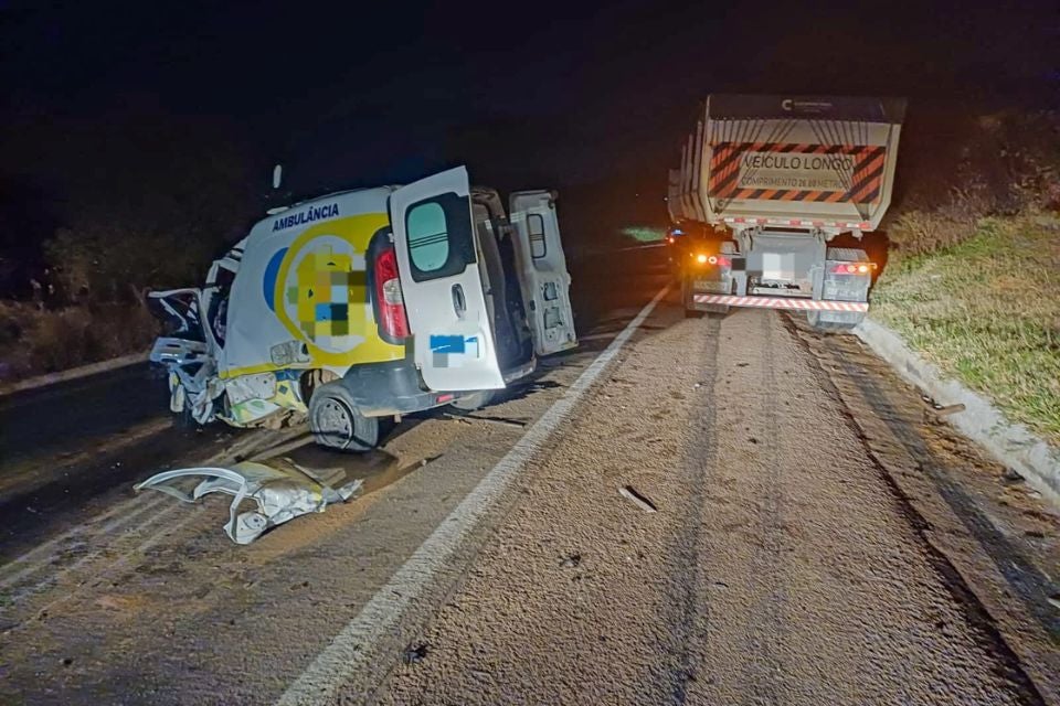Ambulância bate de frente com bitrem; motorista, paciente e acompanhante morrem