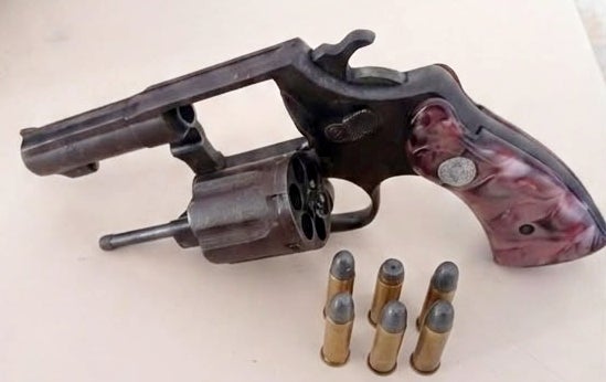 Homem é preso por porte ilegal de arma de fogo durante abordagem da PM na zona rural de Inajá