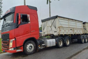 PRF retém 42,5 toneladas de milho sem nota fiscal em PE PRF retém 42,5 toneladas de milho sem nota fiscal em PE