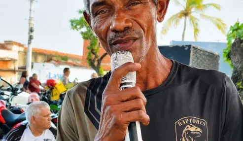 Homem impressiona em bar com voz idêntica à de Zé Ramalho