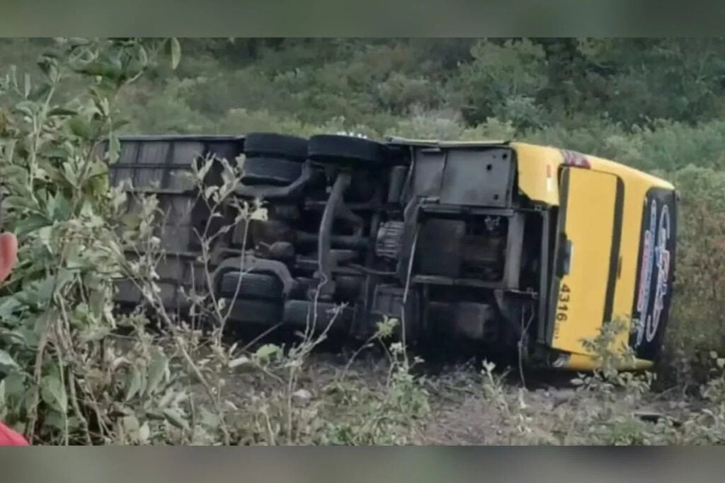 Ônibus com 40 romeiros tomba no Ceará, deixa 2 mortos e vários feridos