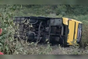 Ônibus com 40 romeiros tomba no Ceará, deixa 2 mortos e vários feridos Ônibus com 40 romeiros tomba no Ceará, deixa 2 mortos e vários feridos