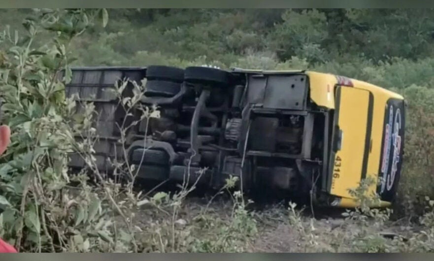 Ônibus com 40 romeiros tomba no Ceará, deixa 2 mortos e vários feridos