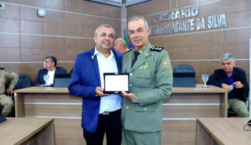 Tenente-Coronel Jackson Soares recebe Título de Cidadão Honorário de Petrolândia em noite de homenagens na Câmara Municipal