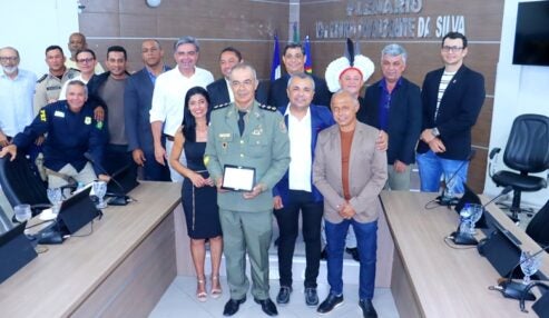 Petrolândia: Câmara Municipal realiza Sessão Ordinária com homenagens à professora Cássia Cirlene e ao Tenente-Coronel Jackson Soares