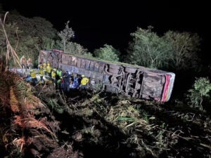 Acidente com ônibus de excursão do Paraguai deixa 3 mortos e 40 feridos em Santa Catarina