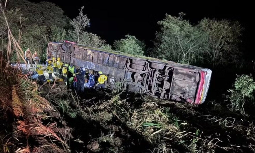 Acidente com ônibus de excursão do Paraguai deixa 3 mortos e 40 feridos em Santa Catarina
