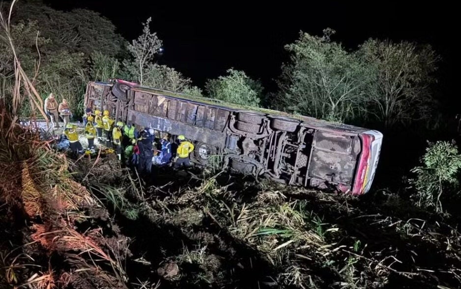 Acidente com ônibus de excursão do Paraguai deixa 3 mortos e 40 feridos em Santa Catarina