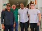 Luciano Duque recebe apoio do vereador Jefferson Técio durante agenda política em Petrolândia ao lado de Miguel Duque