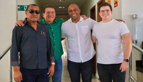 Luciano Duque recebe apoio do vereador Jefferson Técio durante agenda política em Petrolândia ao lado de Miguel Duque