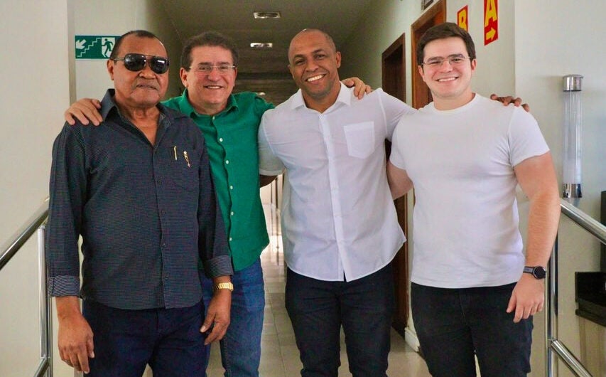 Luciano Duque recebe apoio do vereador Jefferson Técio durante agenda política em Petrolândia ao lado de Miguel Duque
