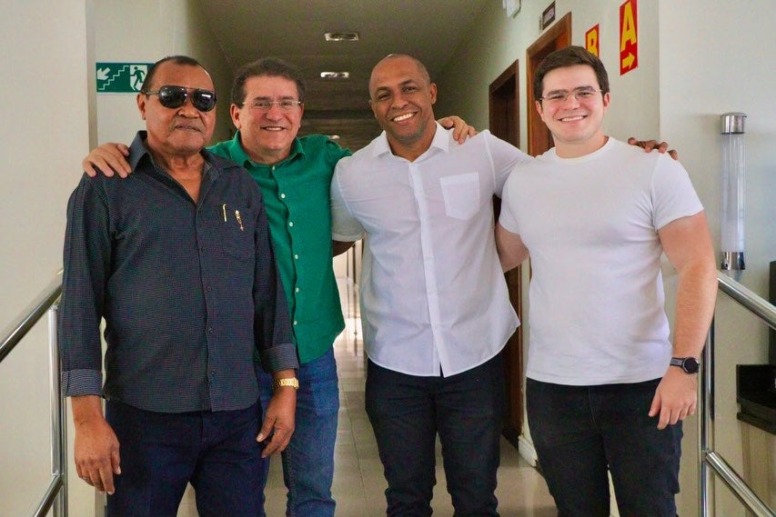 Luciano Duque recebe apoio do vereador Jefferson Técio durante agenda política em Petrolândia ao lado de Miguel Duque