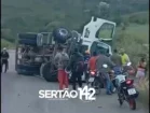 Caminhão-pipa tomba na AL-145 e deixa 2 feridos