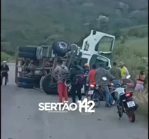 Caminhão-pipa tomba na AL-145 e deixa 2 feridos