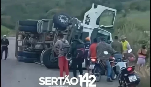 Caminhão-pipa tomba na AL-145 e deixa 2 feridos