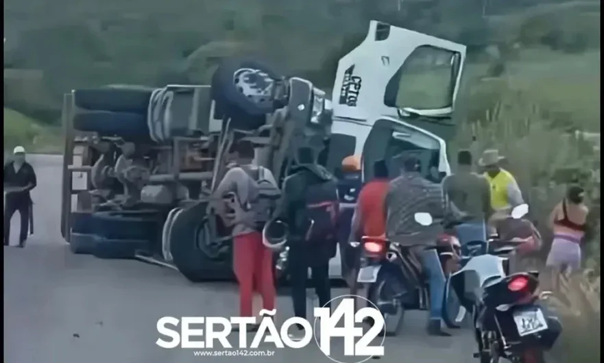 Caminhão-pipa tomba na AL-145 e deixa 2 feridos