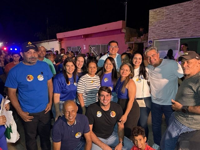 Em Petrolândia, Bruno Marques realiza caminhada porta a porta na Quadra 01 ao lado de Fabiano Marques