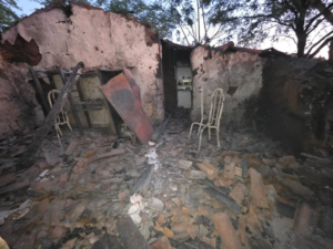Mulher coloca fogo na própria casa e família pede ajuda em Floresta, PE Mulher coloca fogo na própria casa e família pede ajuda em Floresta, PE
