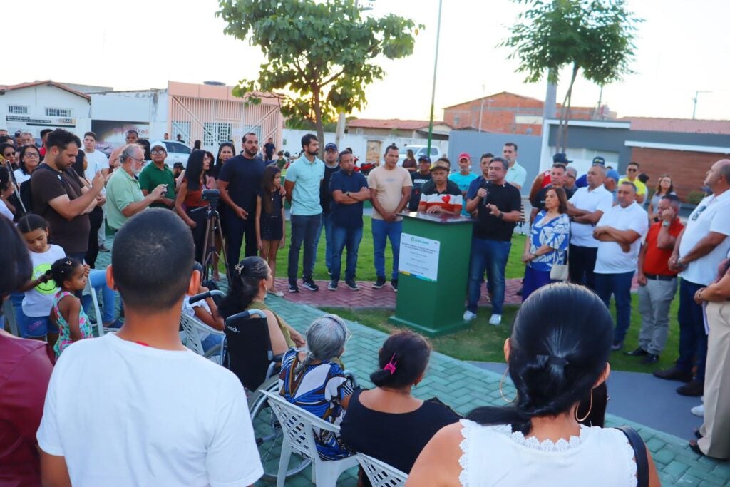 Petrolândia: Prefeito Fabiano Marques inaugura praça revitalizada na Quadra 08 em homenagem ao saudoso França