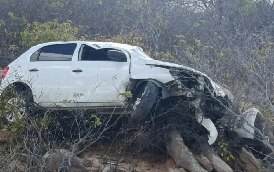 Pneu estoura e motorista perde controle de carro na PE-360 em Floresta, PE