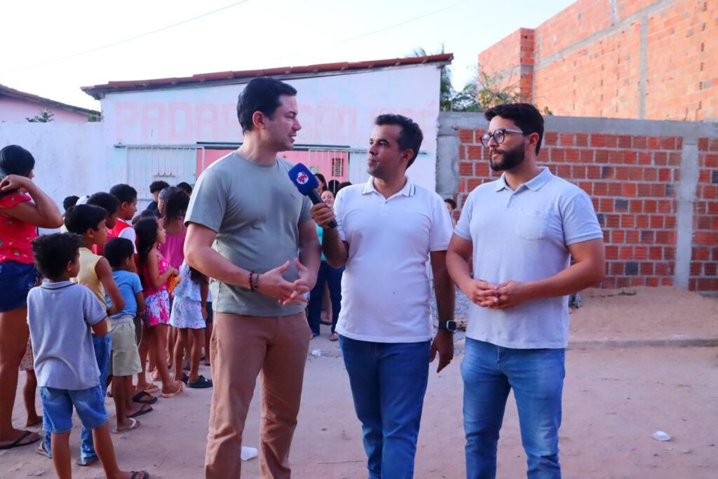 João Thiago e Deputado Clodoaldo Magalhães participam de ação especial para crianças no Bairro Nova Esperança em Petrolândia