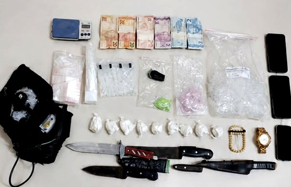 Polícia Militar apreende 200g de cocaína, maconha, munições e outros materiais durante ocorrência em Tacaratu