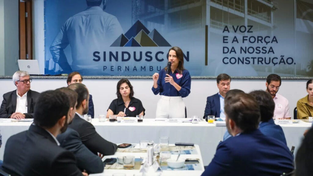 Raquel Lyra apresenta balanço do Morar Bem e cita R$ 26 bilhões em obras durante encontro com construção civil