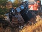 Motorista de Floresta-PE, sobrevive a grave acidente após carreta tombar na PE-635
