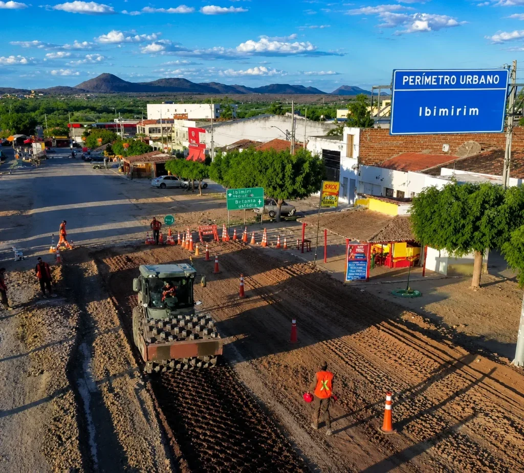 Revitalização da BR-110 avança em Ibimirim e reforça segurança no trecho urbano da Reta do Mirim