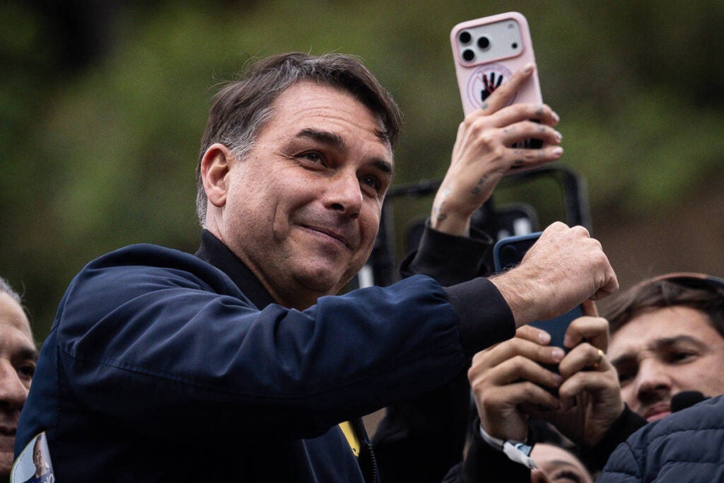 Flávio Bolsonaro viajou dos EUA ao Brasil em 2025 em jato de Vorcaro, diz revista