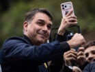 Flávio Bolsonaro viajou dos EUA ao Brasil em 2025 em jato de Vorcaro, diz revista