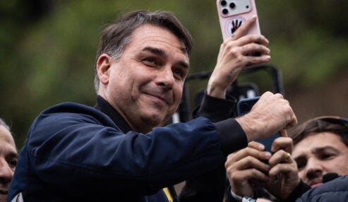 Flávio Bolsonaro viajou dos EUA ao Brasil em 2025 em jato de Vorcaro, diz revista