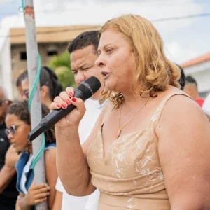 Régina da Saúde relata ataques durante discurso público e reforça campanha baseada em respeito e propostas Régina da Saúde relata ataques durante discurso público e reforça campanha baseada em respeito e propostas