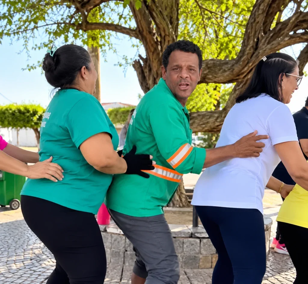 Gari Humilde de Petrolândia dança com grupo de mulheres e espalha alegria pelo centro da cidade