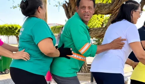 Gari Humilde de Petrolândia dança com grupo de mulheres e espalha alegria pelo centro da cidade