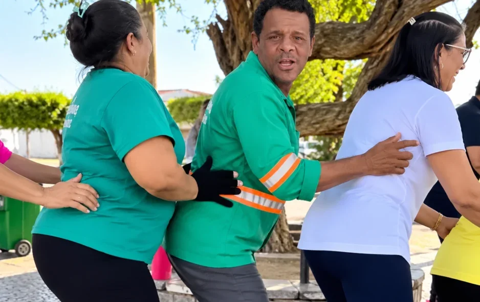 Gari Humilde de Petrolândia dança com grupo de mulheres e espalha alegria pelo centro da cidade