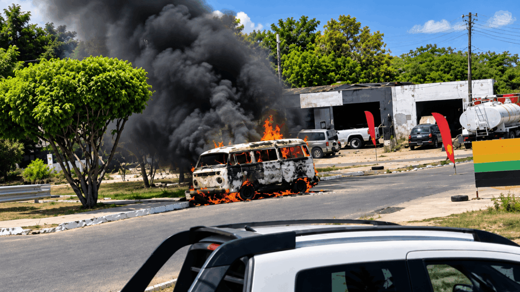 Kombi é destruída por incêndio no centro de Delmiro Gouveia; ninguém ficou ferido