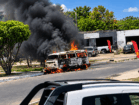 Kombi é destruída por incêndio no centro de Delmiro Gouveia; ninguém ficou ferido