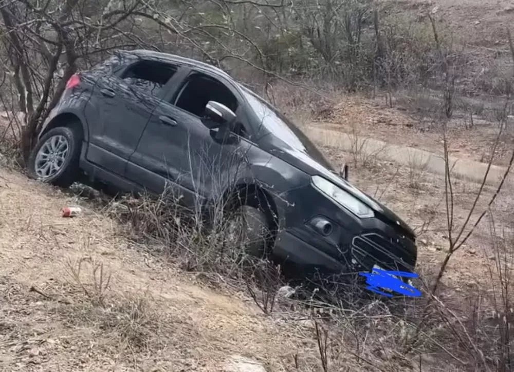 Motorista perde o controle de veículo e desce aterro na PE-425, no Sertão