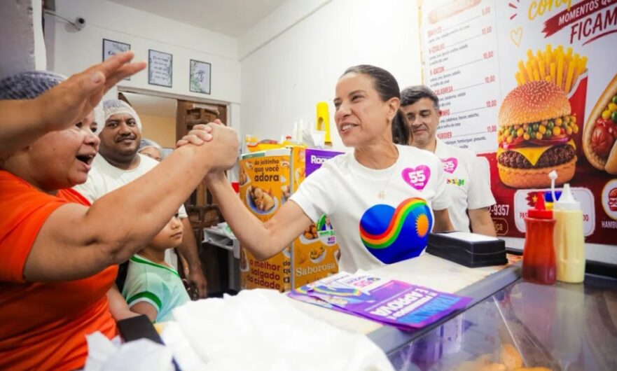 Raquel Lyra durante caminhada na comunidade de Roda de Fogo, no Recife