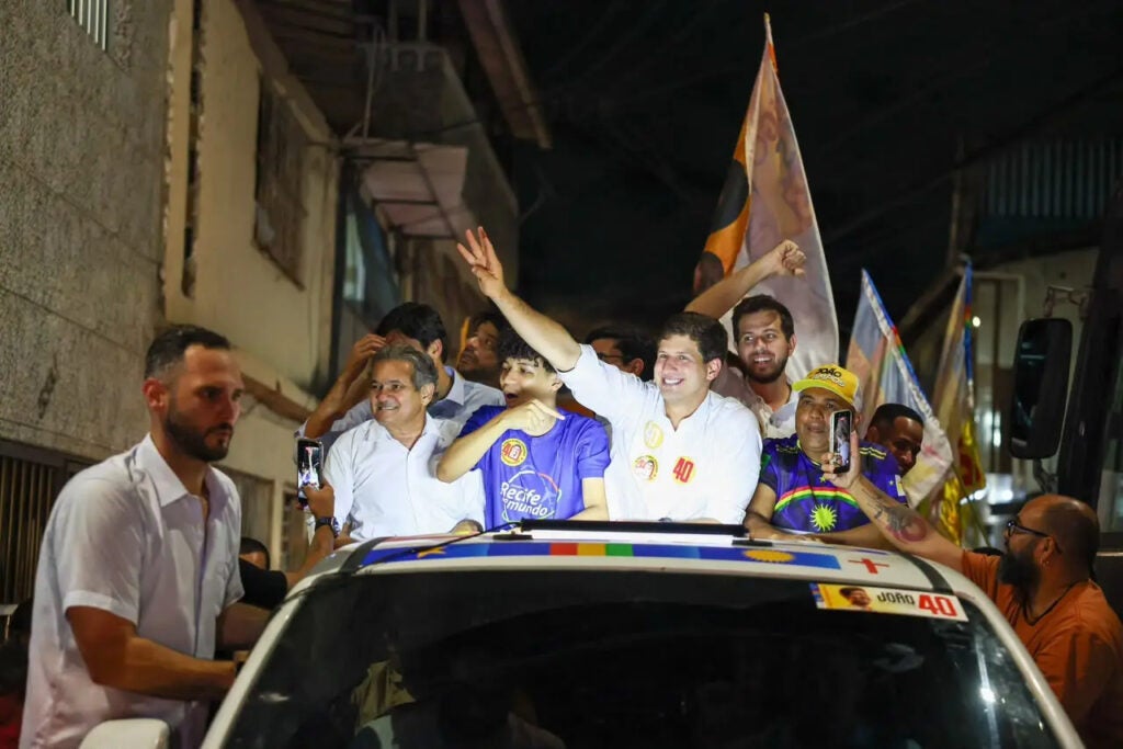 “É esse mesmo compromisso que a gente quer levar para Pernambuco”, diz João Campos em carreata pela Zona Oeste do Recife
