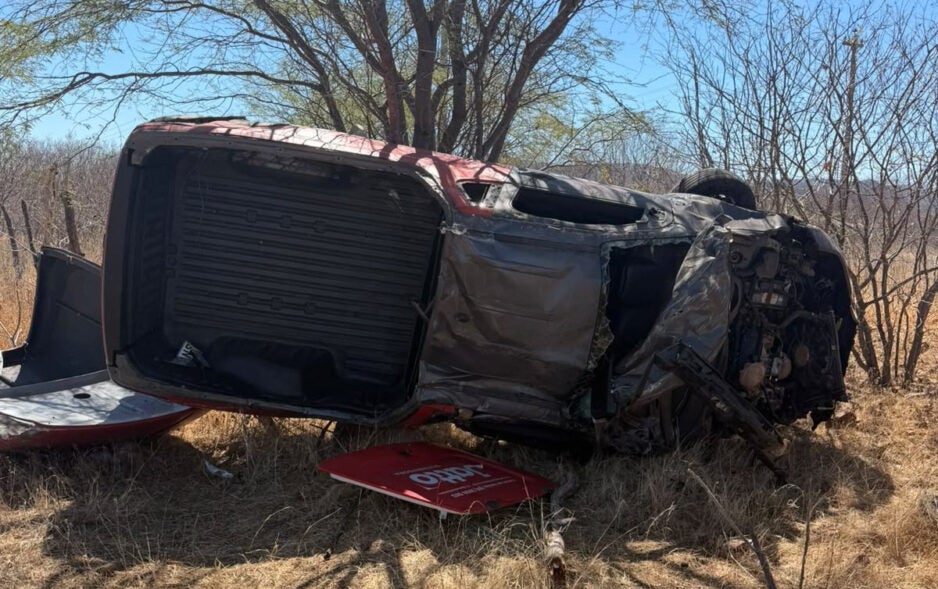 Motorista perde controle de carro e capota várias vezes na PE-320