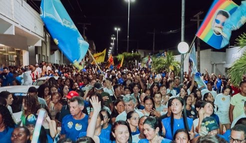 Bruno Marques reúne multidão em arrastão com Fabiano Marques, Silvio Costa Filho e Carlos Costa em Petrolândia