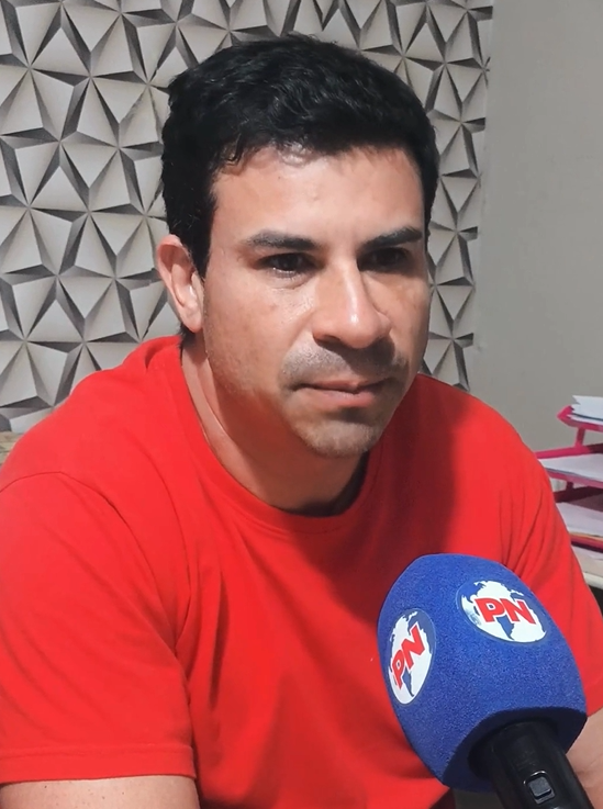 “R$ 150, R$ 200, saco de milho não vai resolver sua vida”, afirma Carlos Veras durante entrevista em Petrolândia