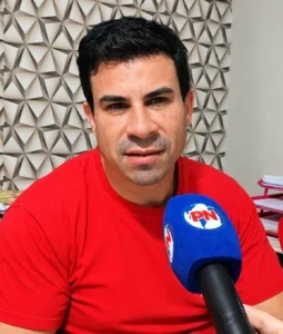 “Querem ganhar a eleição para poder implantar uma ditadura”, afirma Carlos Veras em entrevista em Petrolândia