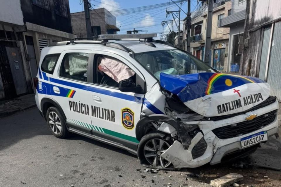 Viatura da PM bate em casa durante perseguição